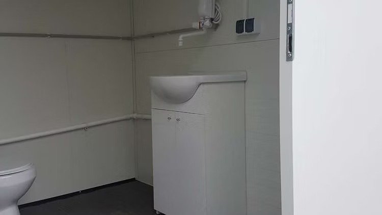 Remolque Sanitario con Doble Aseo - Imagen 4